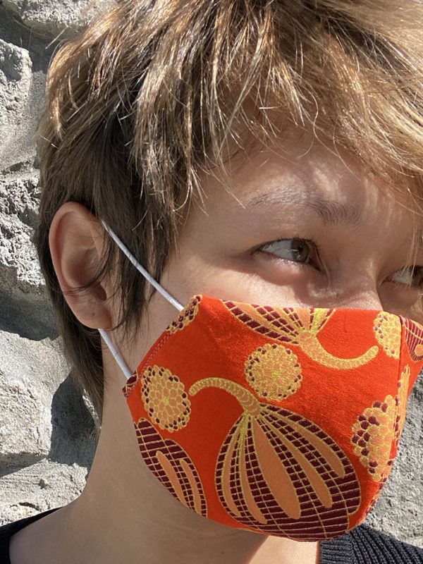 Masque orange doré
