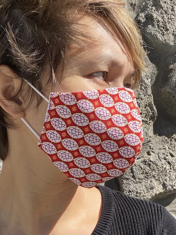 Masque rouge à motif