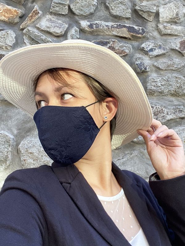 masque bleu marine droit et chapeau